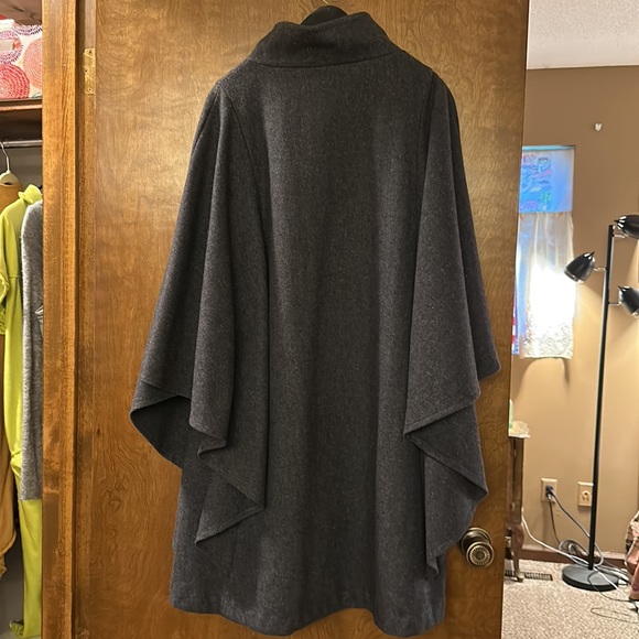 Dani Colby Hockanum Wool fabric cape - Picture 4 of 4